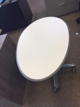 Egg-shaped table with X-Style Base/w casters