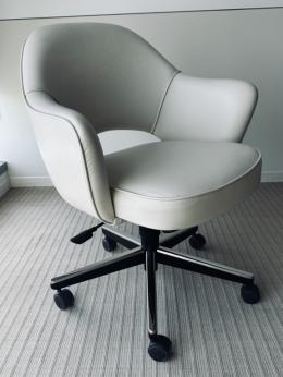 Knoll Saarinen Executive Chair (White/Chrome)